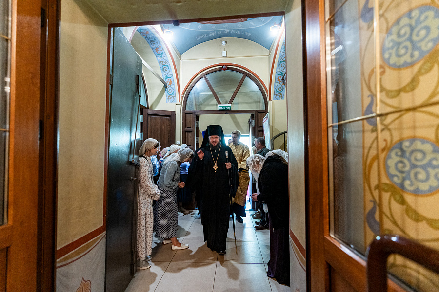 Архиерейское богослужение в Иоанно-Предтеченском храме города Чехова в праздник Рождества Пророка, Предтечи и Крестителя Господня Иоанна